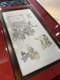 Une plaque en porcelaine de Chine qianjiang cai mont&eacute;e dans une table en bois, 19/20&egrave;me